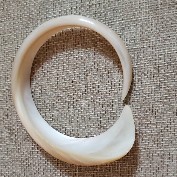 Genuine Mother of Pearl Bracelet - Picture 2 of 6